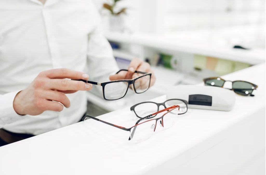 در واقع کار اصلی متخصص بینایی سنجی، سنجش بینایی توسط اپتومتریست است و آنها در تجویز عینک و لنز‌های تماسی مهارت دارند.