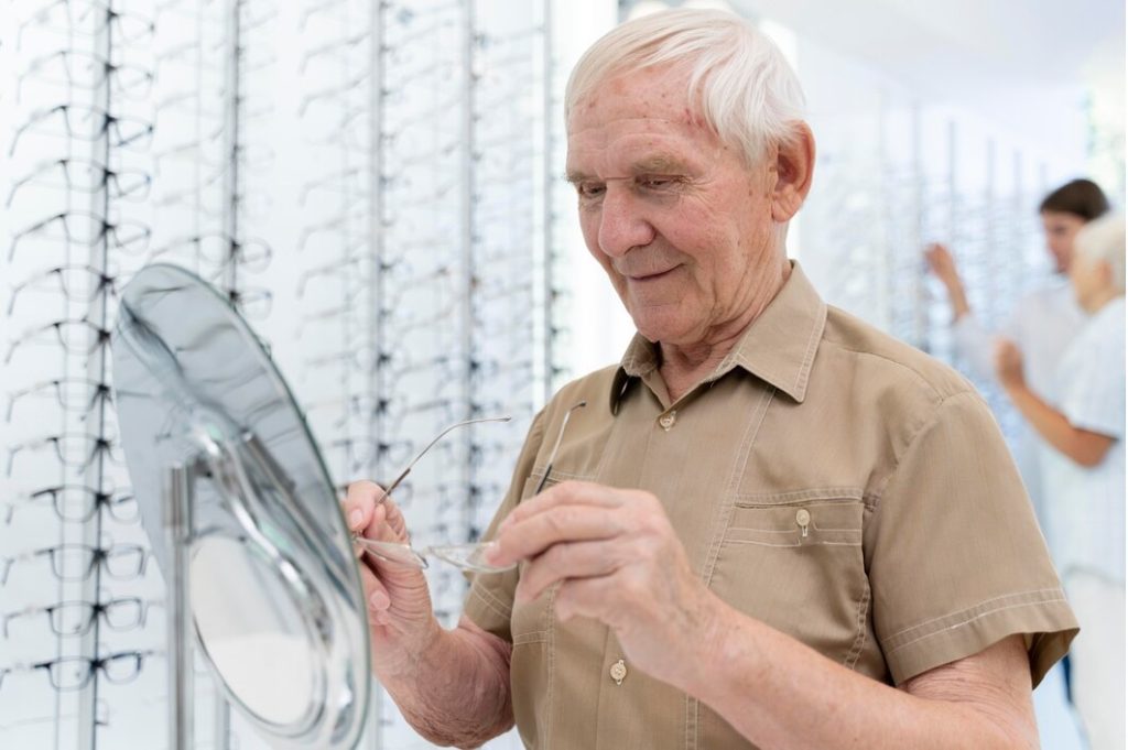 در بینایی سنجی برای سالمندان، فشار چشم اندازه گیری و اسکن می شود تا بتوان ارزیابی دقیقی نسبت به شرایط چشمی افراد سالمند ارائه کرد. 
