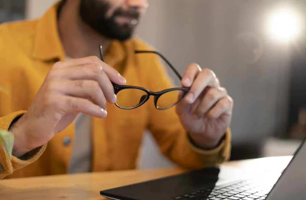 عدم استفاده از عدسی‌های عینک مناسب و پلک نزدن باعث تشدید سندروم بینایی استفاده از کامپیوتر در بین کاربران صفحات دیجیتالی می‌شود